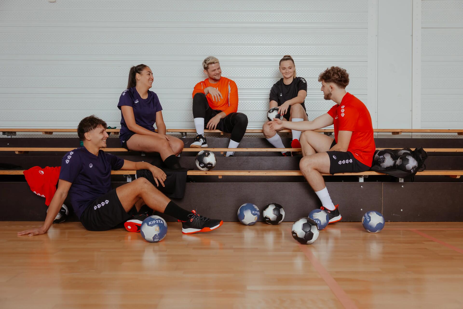 femmes qui dansent dans une classe de zumba