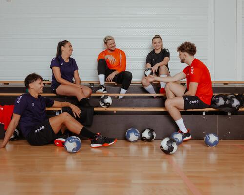 femmes qui dansent dans une classe de zumba