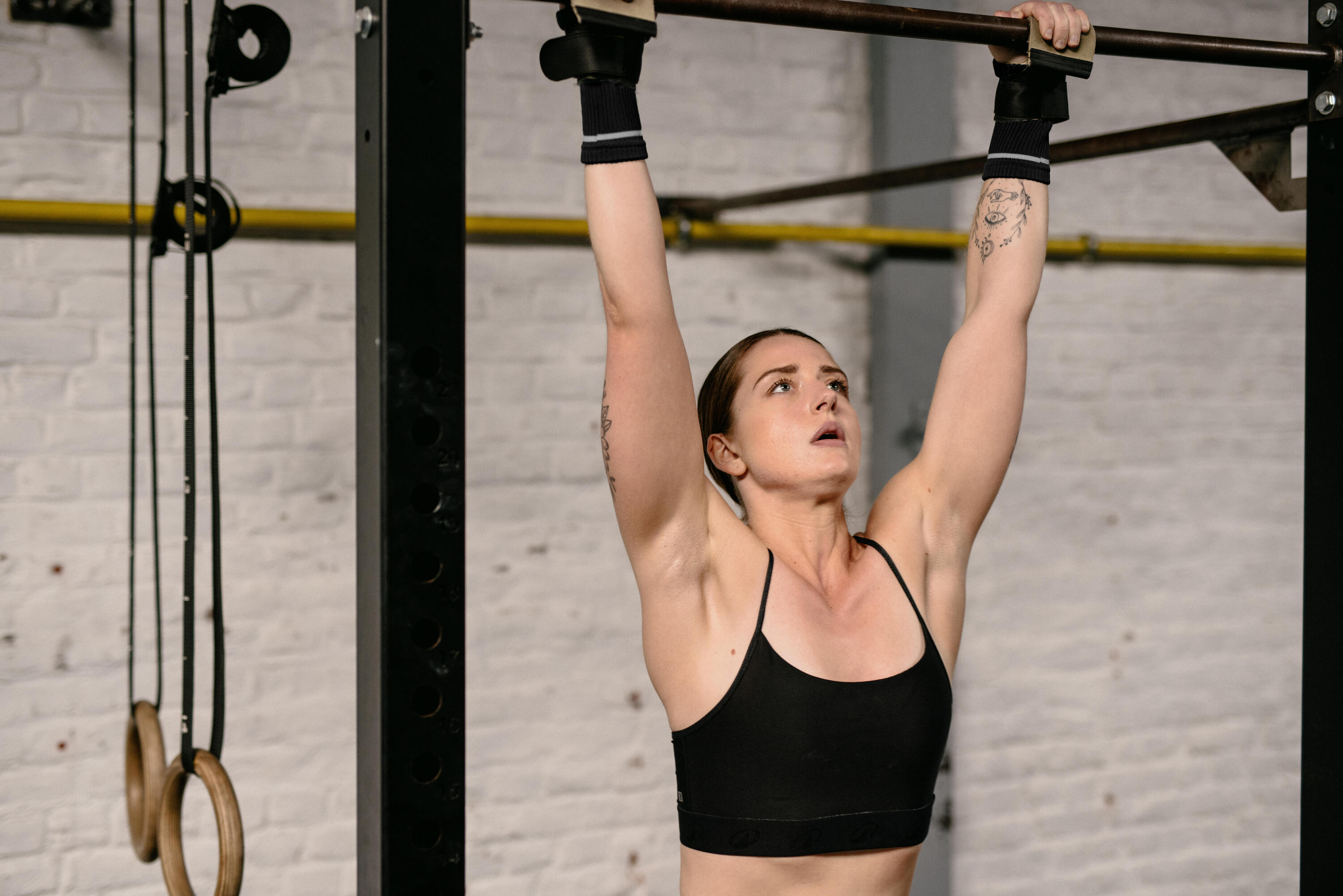 Soutien-gorge de sport à bretelles fines croisées et maintien léger femme 7/8