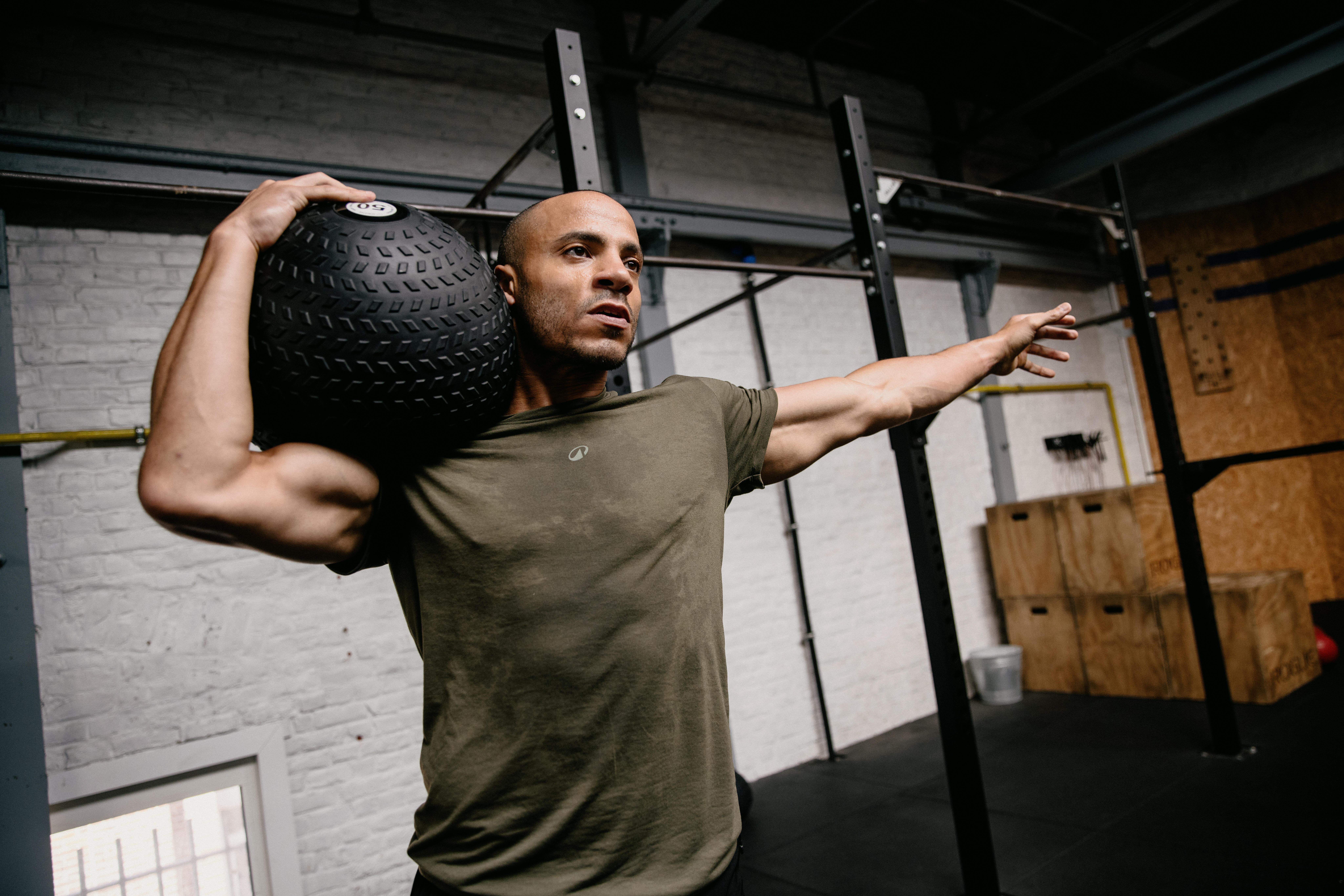 T-shirt de cross training slim respirant homme - kaki - DOMYOS