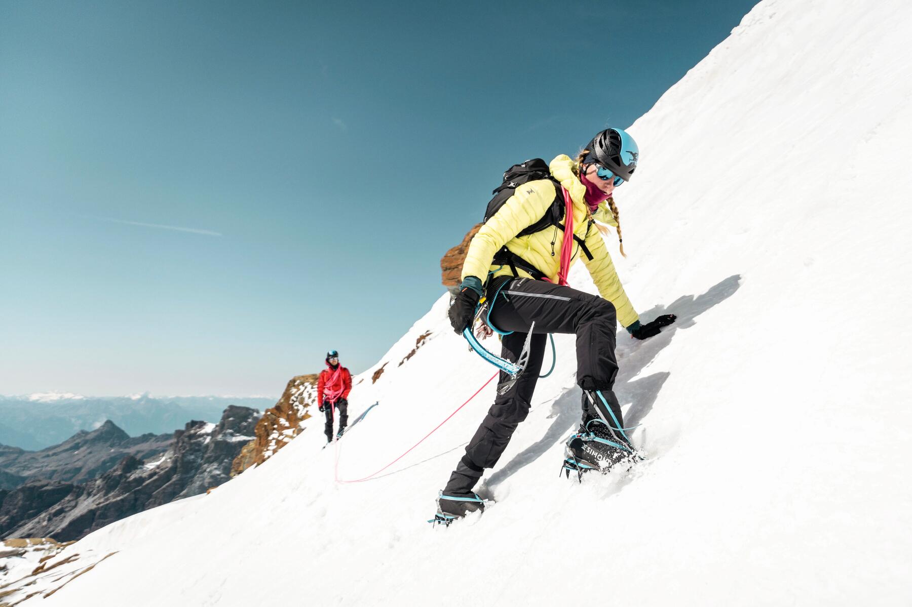 Para alpinistów przypięta liną wspinająca się na szczyt