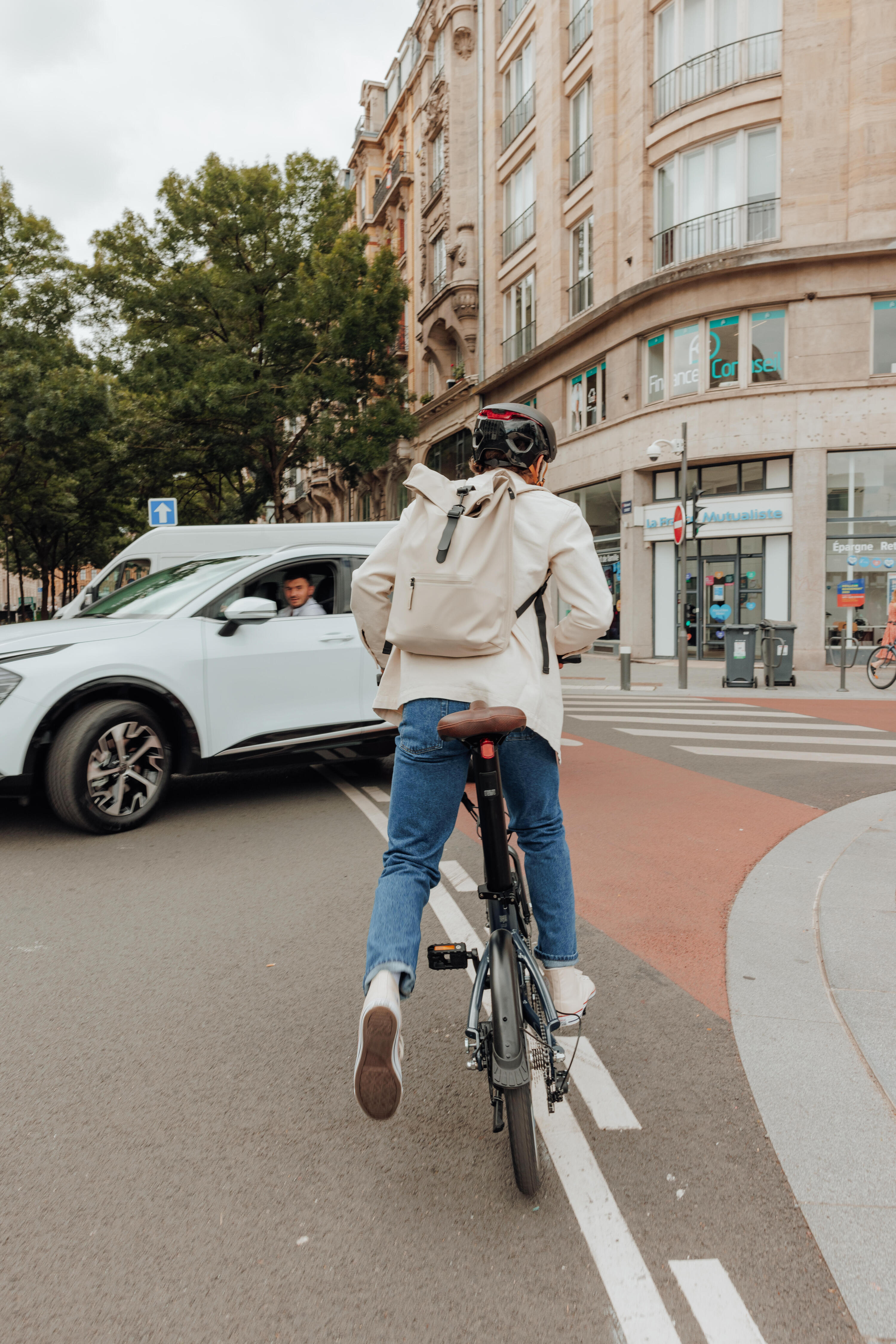 Casque de vélo de ville avec visière et lumière arrière, 900 12/15