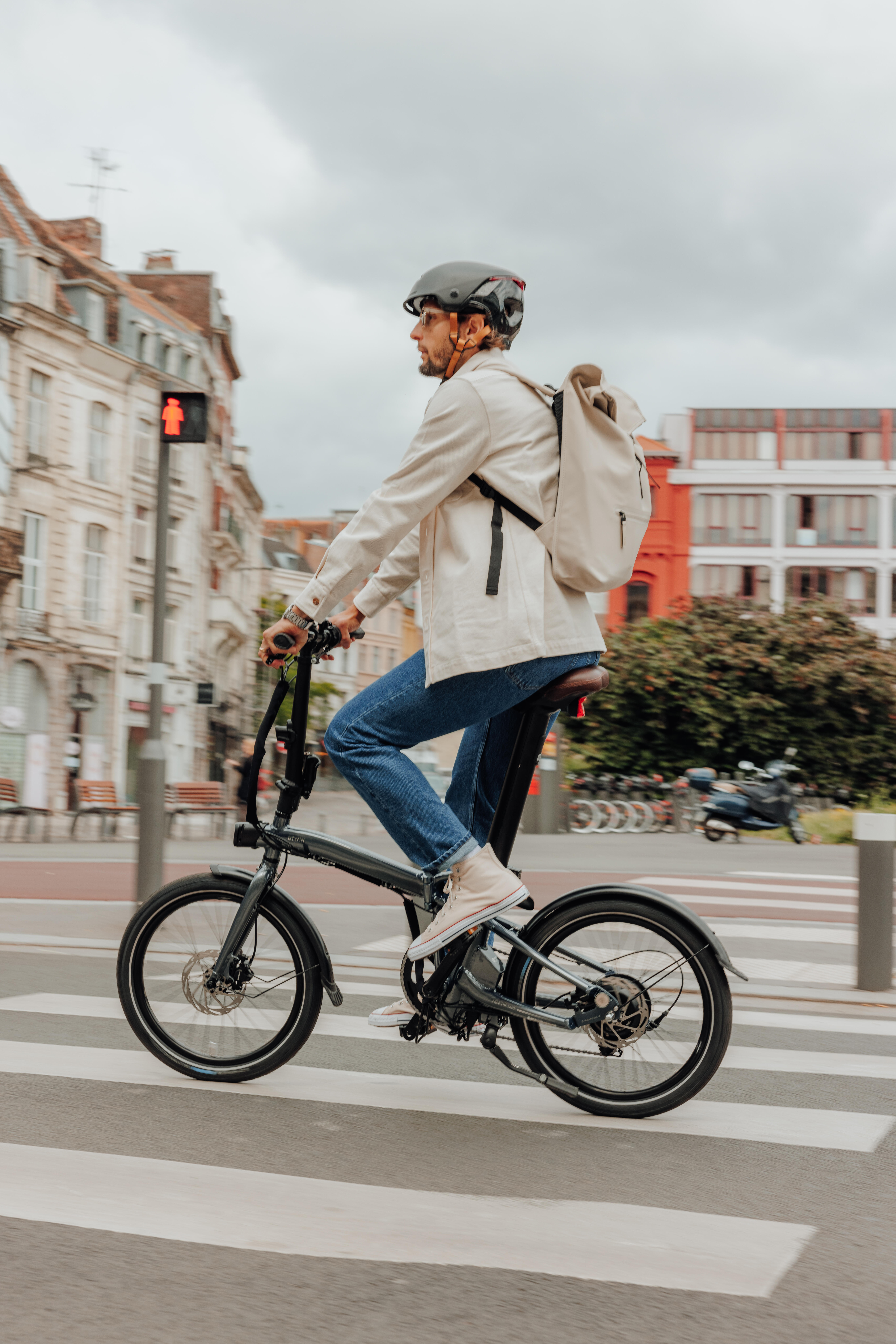 City Cycling Helmet with Visor and Rear Light, 900 - BTWIN