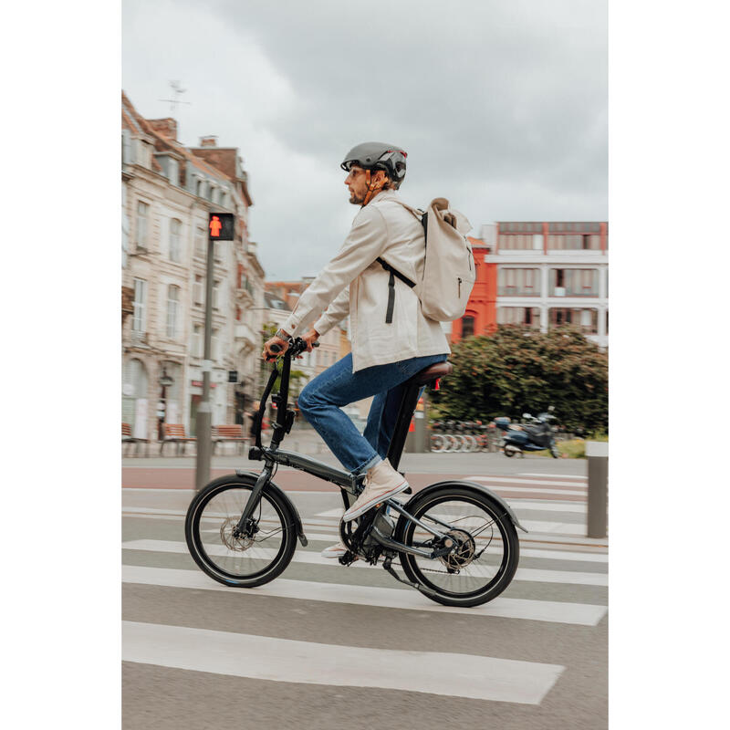 Helma na městskou cyklistiku 900 s kšiltem a zadním osvětlením