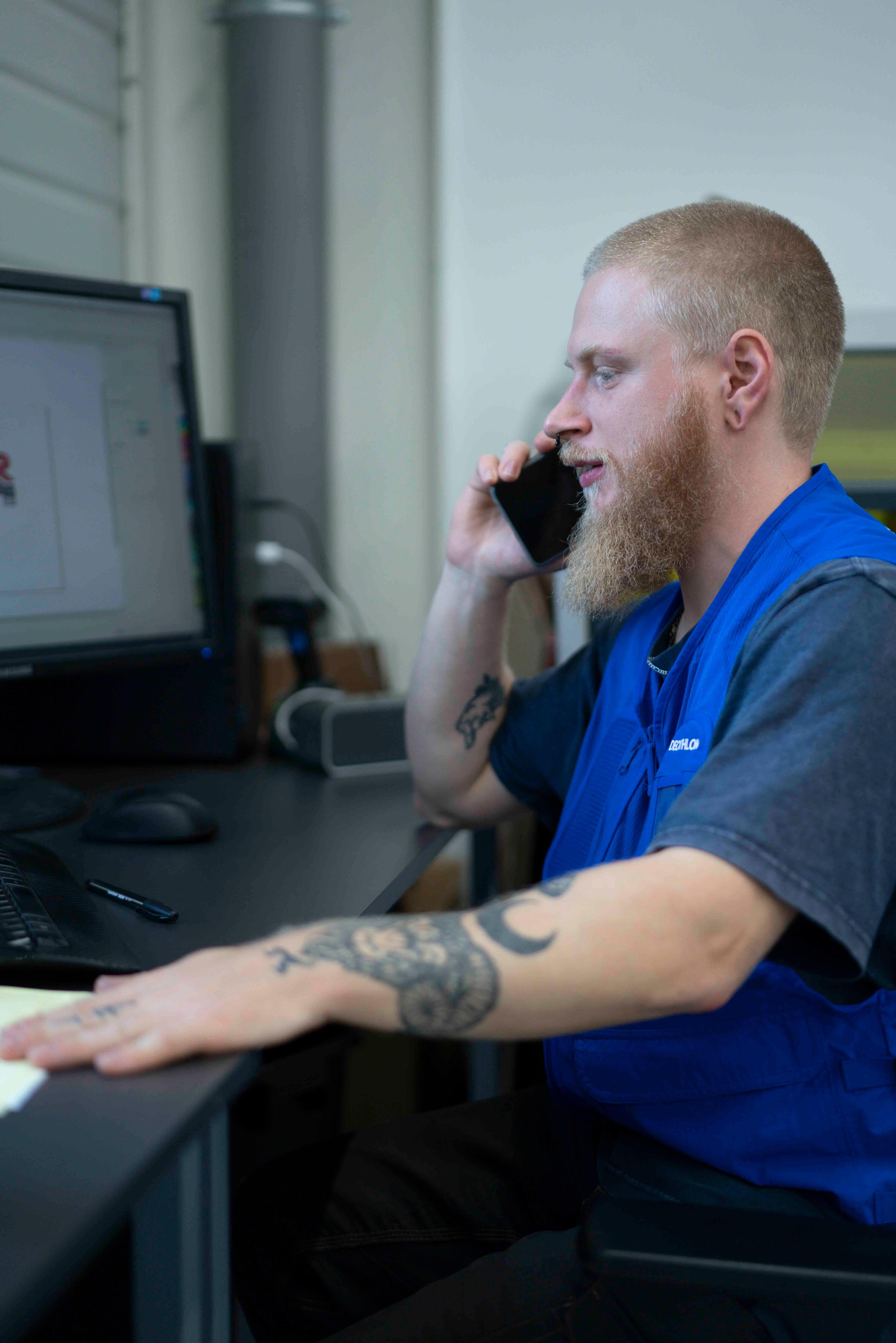 mann am telefon im kundenservice bei decathlon