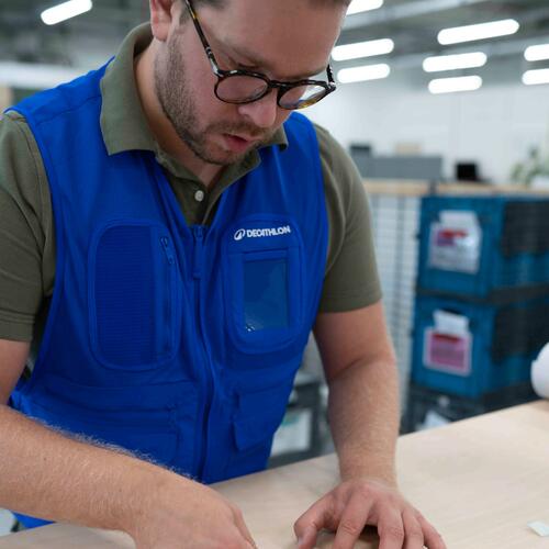 Servisný technik meniaci kolieska