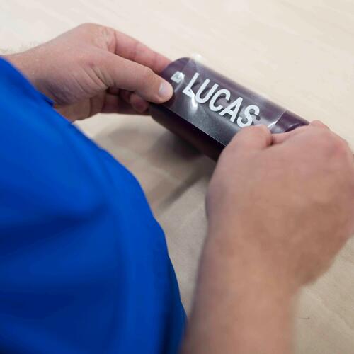 Zamestnanec Decathlonu vykonávajúci personalizácia produktov