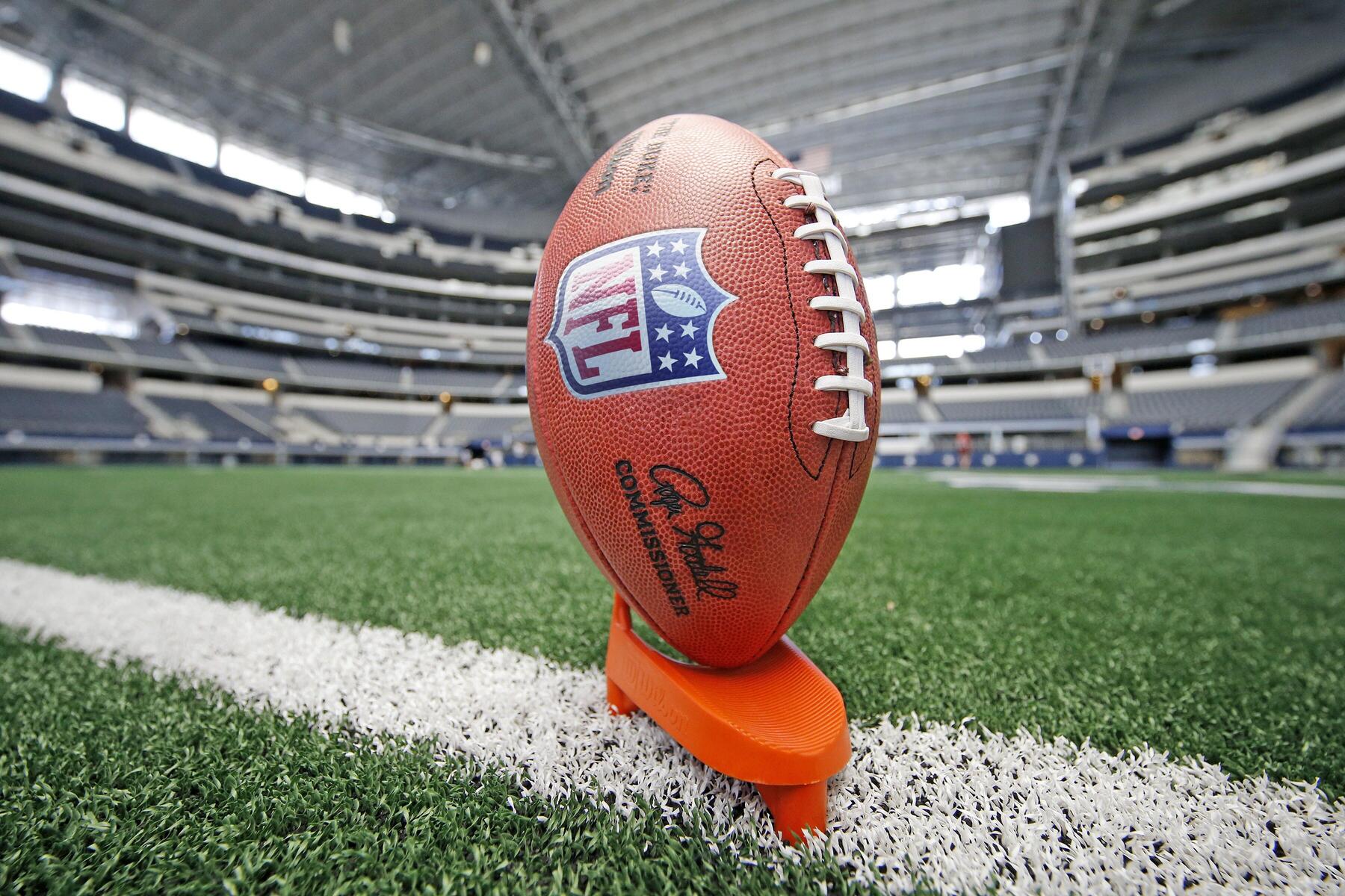 Ein American Football liegt auf einer Spielfeld Linie