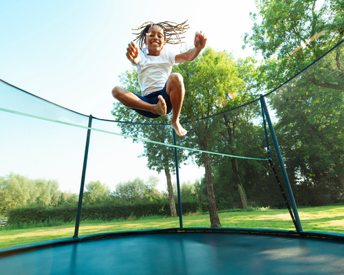 Dein Trampolin warten: Fit für die warme Jahreszeit