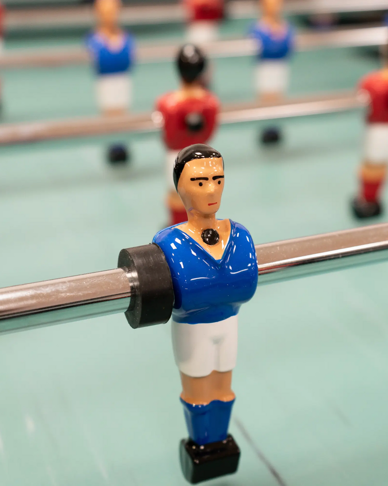 Nahaufnahme eines Tischfußball-Spielermännchens.