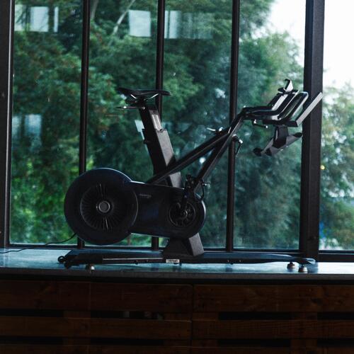 Challenge bike ultra silencieux, fluide, performant, 1500w et connecté à zwift