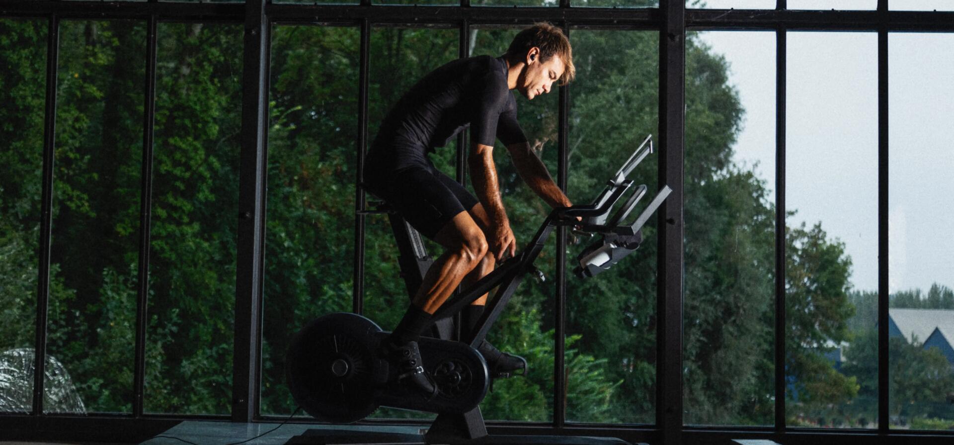 hombre haciendo spinning