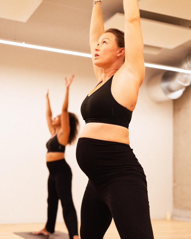 Eine schwangere Frau macht Yoga.