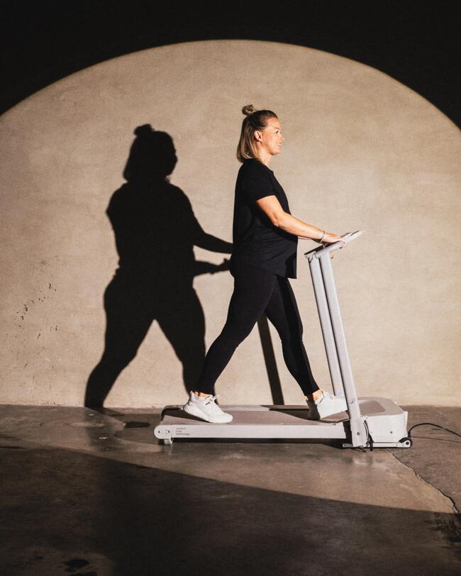 Eine Frau läuft auf einem Laufband.