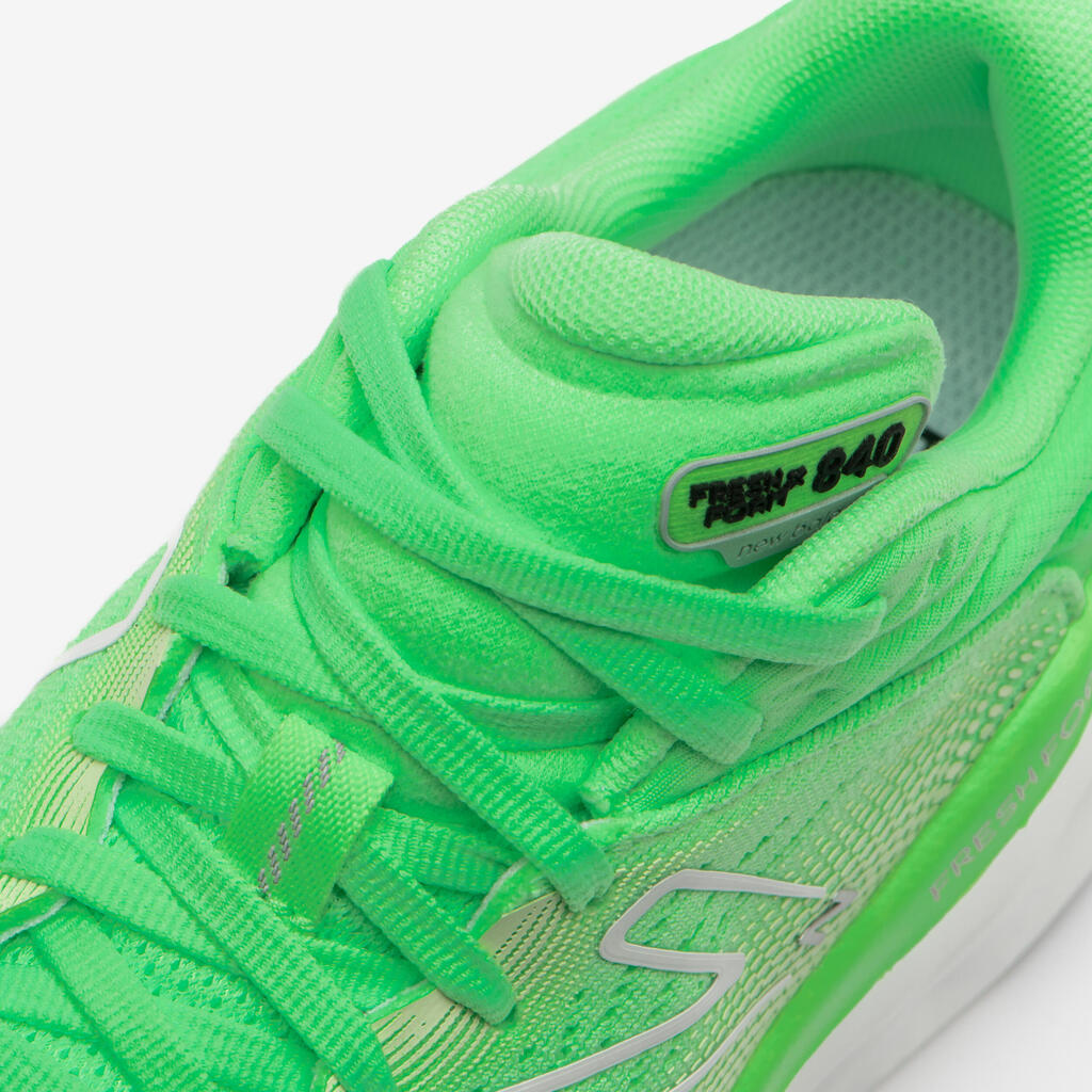 Zeleni ženski tekaški copati NEW BALANCE 840