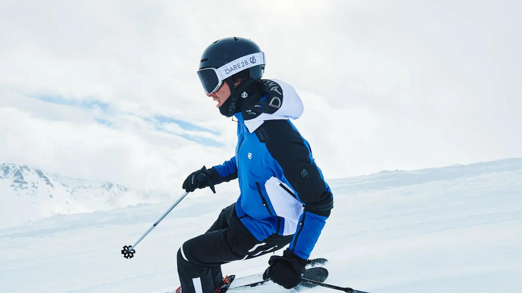 Man aan het skiën in de bergen. 