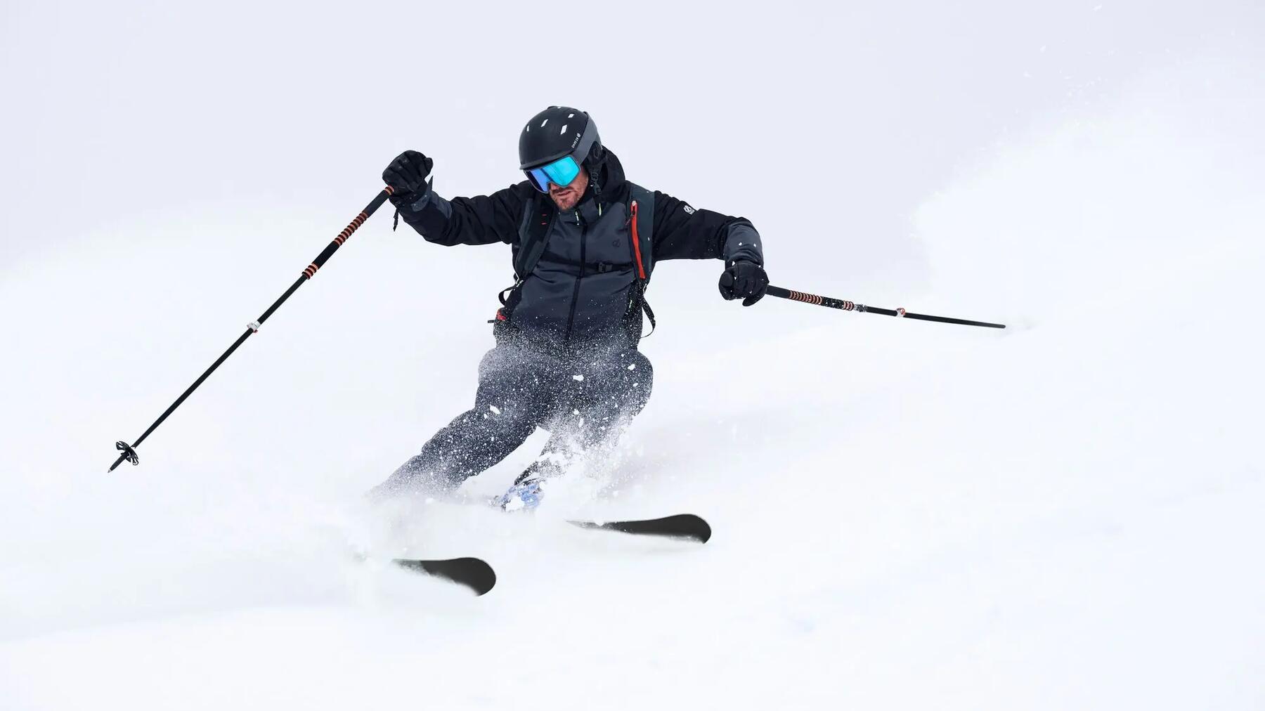 Man aan het skiën in de bergen.