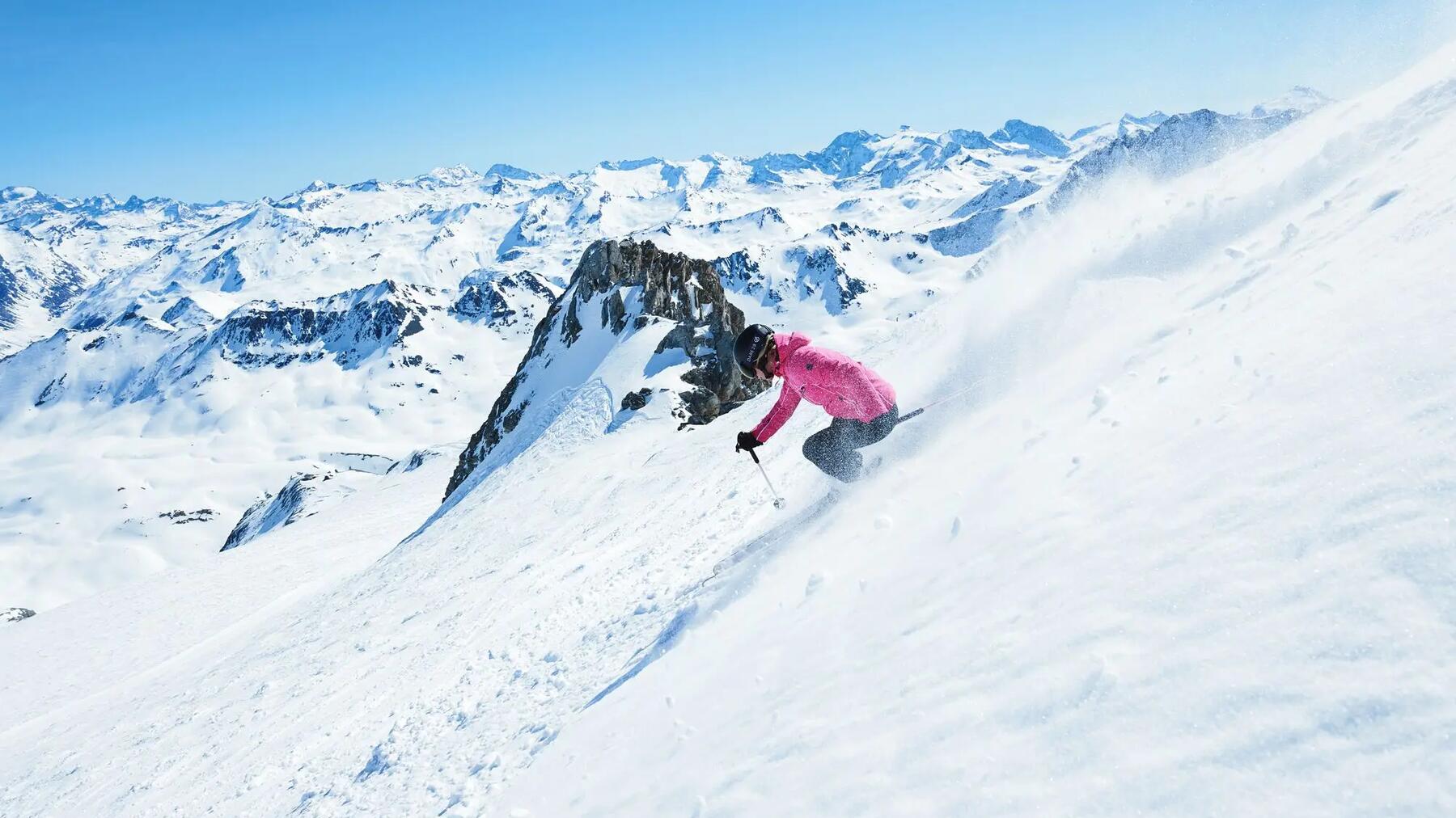Vrouw aan het skiën in de bergen.