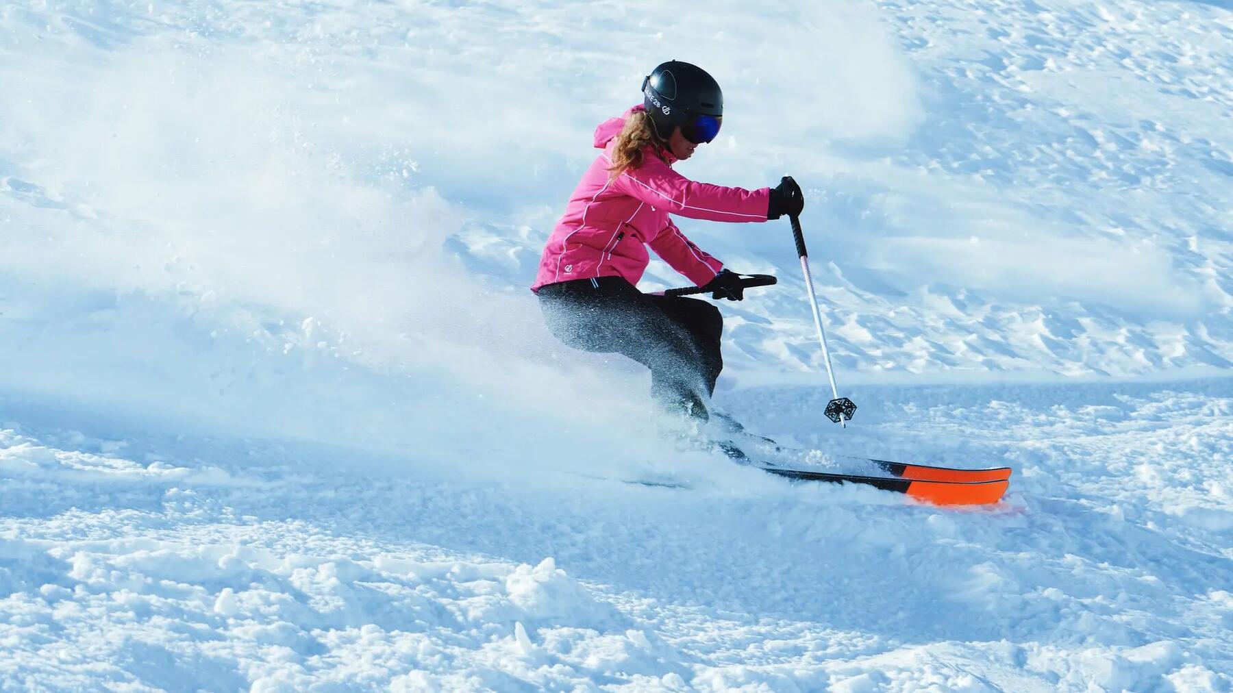 Vrouw aan het skiën op de piste.