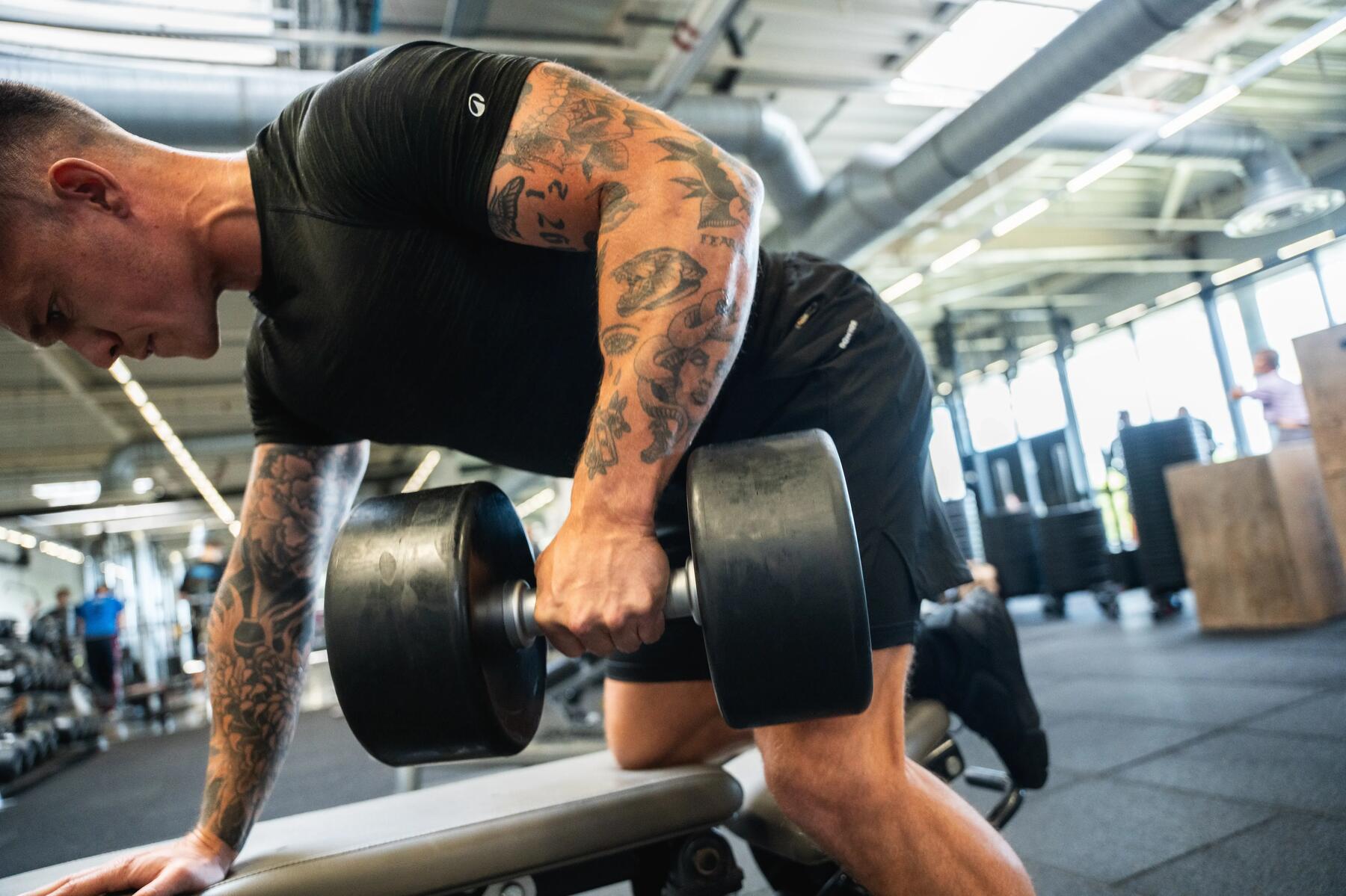hombre ejercitado triceps con mancuernas