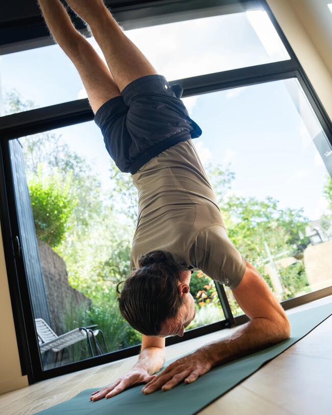 Ein Mann macht Yoga.
