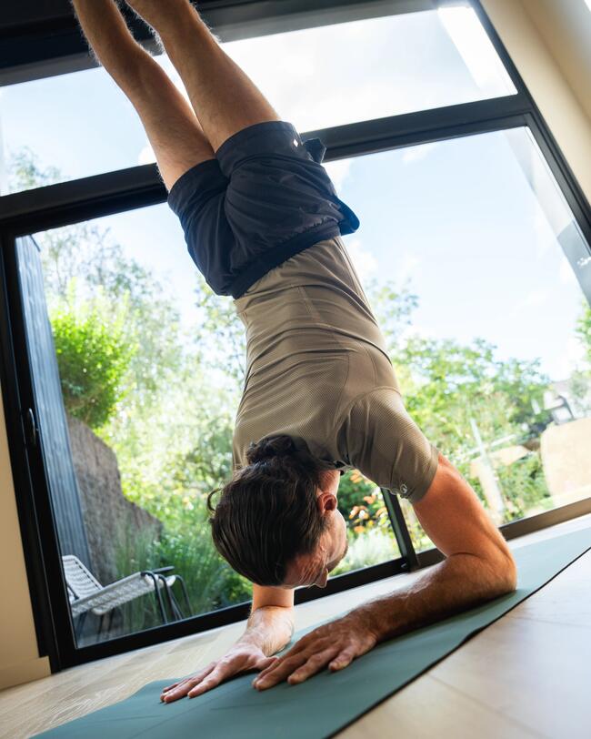 Ein Mann macht Yoga.