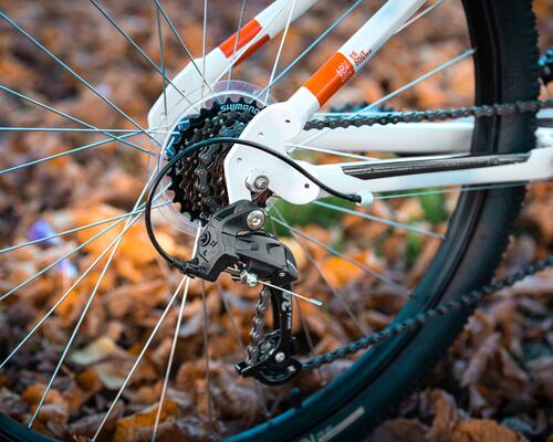 Hoe stel ik mijn achterderailleur af?