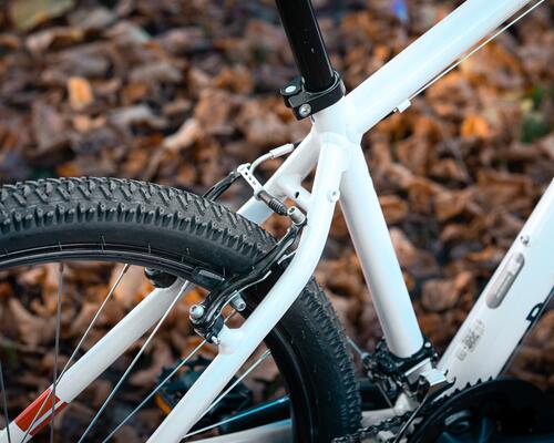 Quel cadre VTT choisir : aluminium ou carbone ?