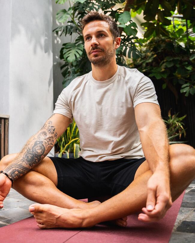 Ein Mann macht Yoga.