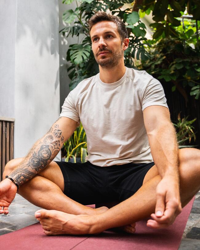 Ein Mann macht Yoga.