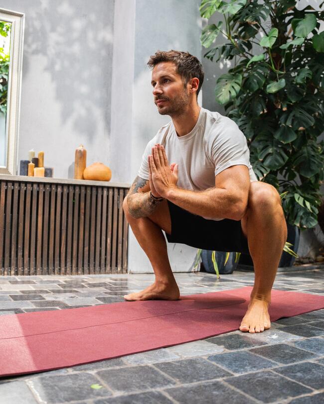 Ein Mann macht Yoga.