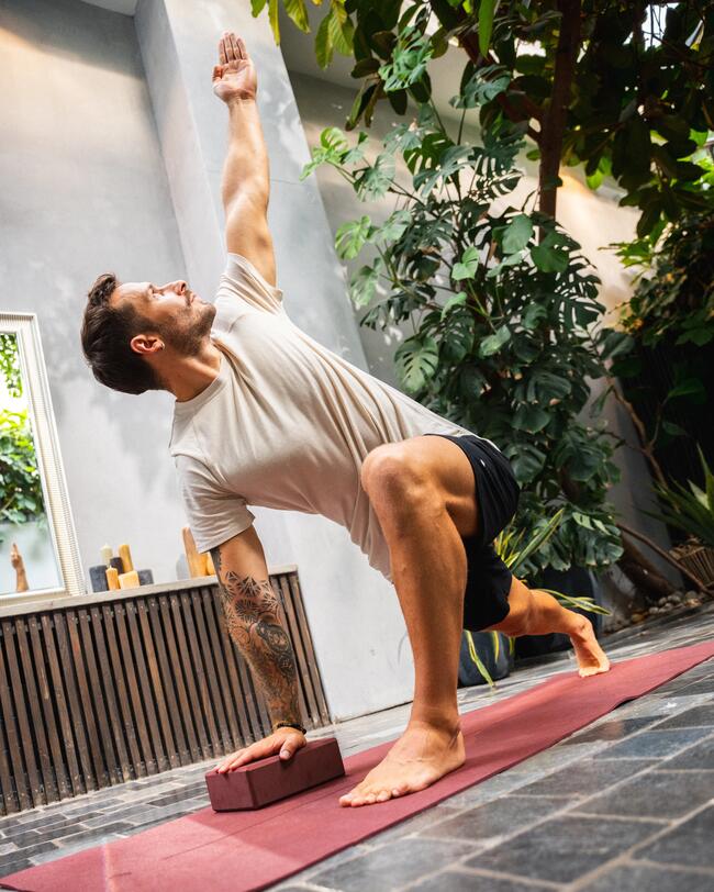 Ein Mann macht Yoga.