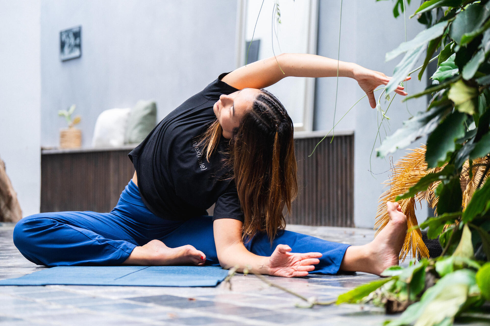Kobieta ćwicząca pilates na macie