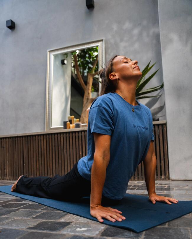 Eine Frau macht Yoga.