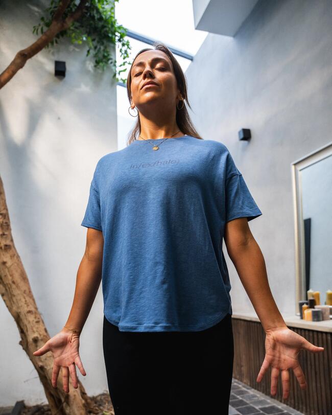 Eine Frau macht Yoga.
