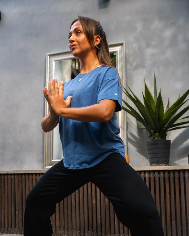 Eine Frau macht Yoga.