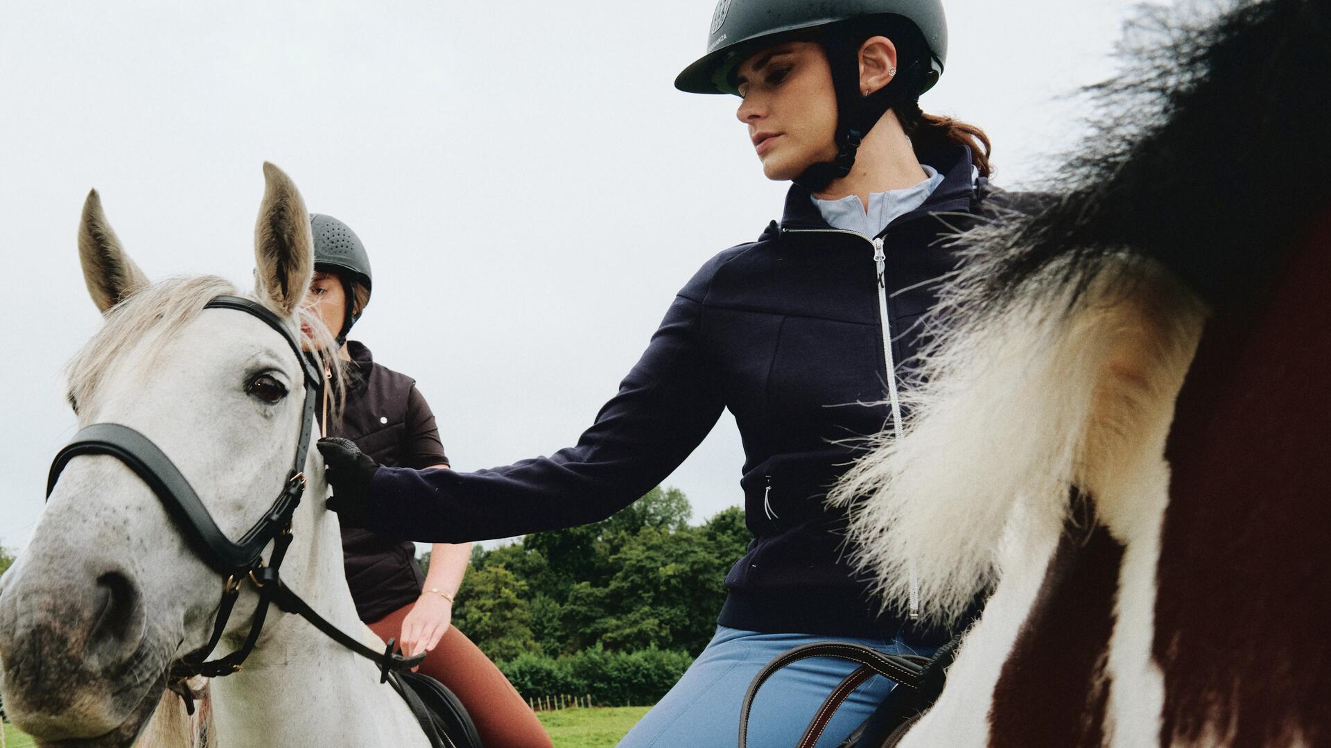enfant à cheval faisant de l'équitation dans un champ