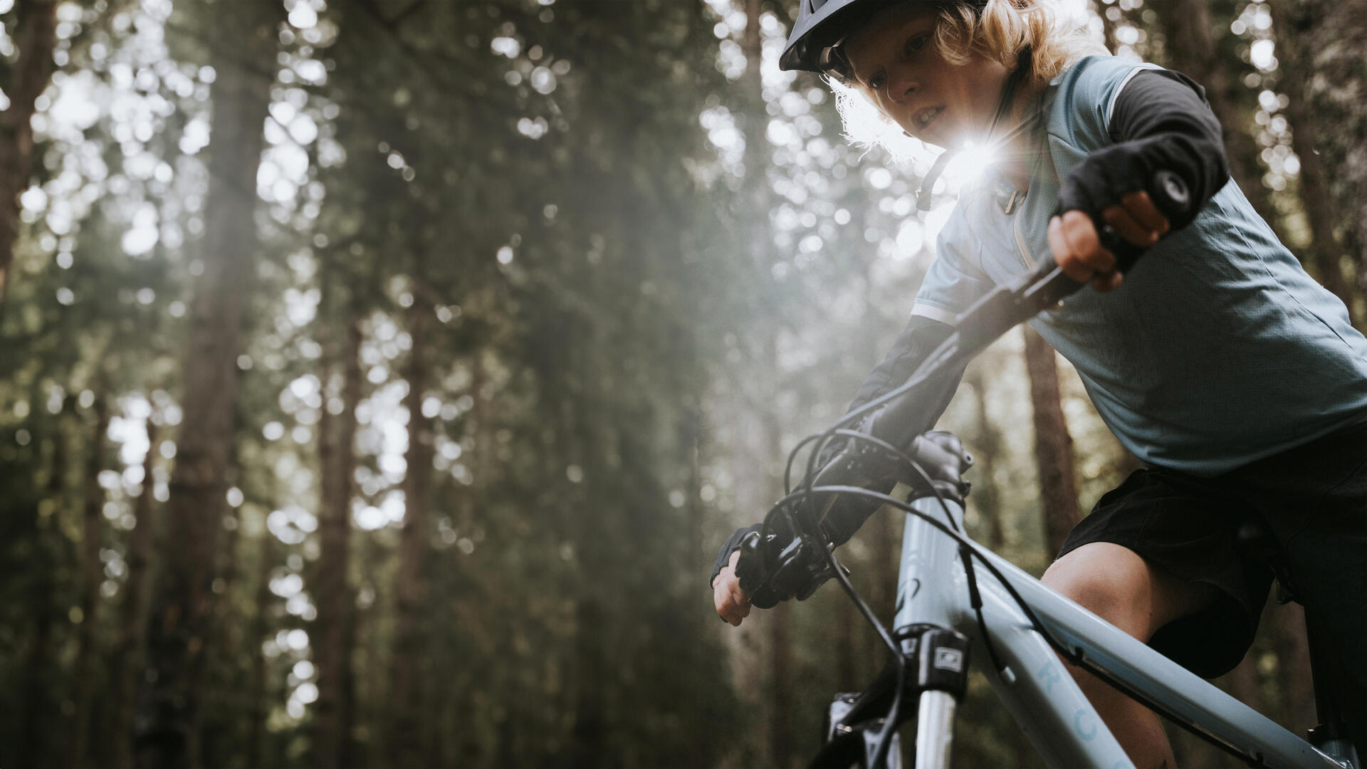 kinderen met zwarte fiets
