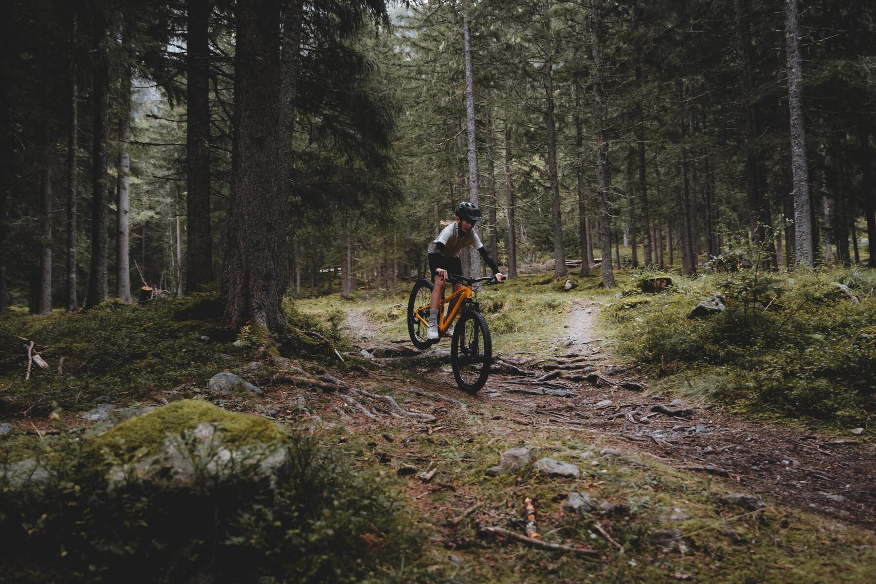 Rowerzysta jadący na rowerze mtb po górach z oponami zwijanymi