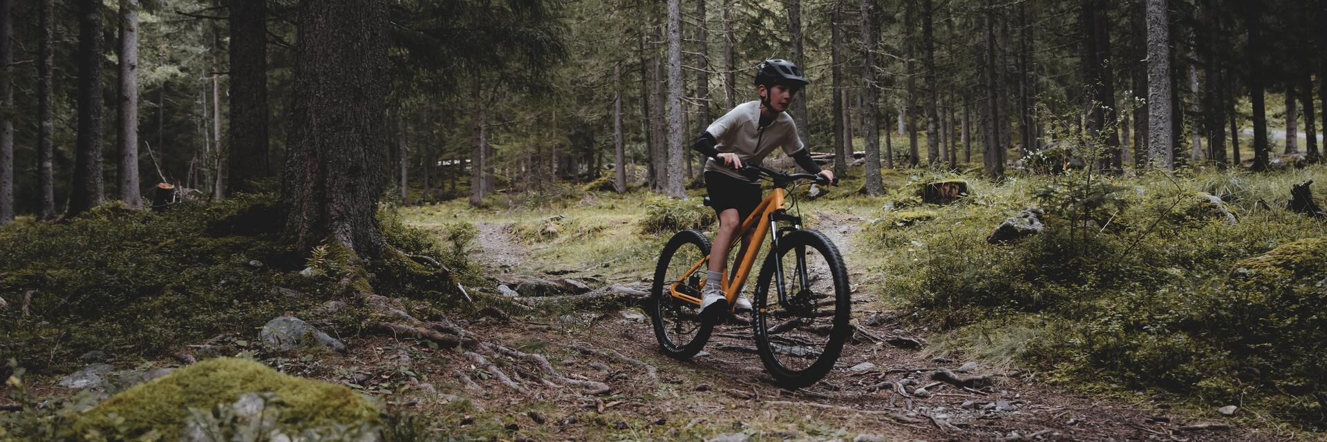 Rowerzysta na rowerze mtb