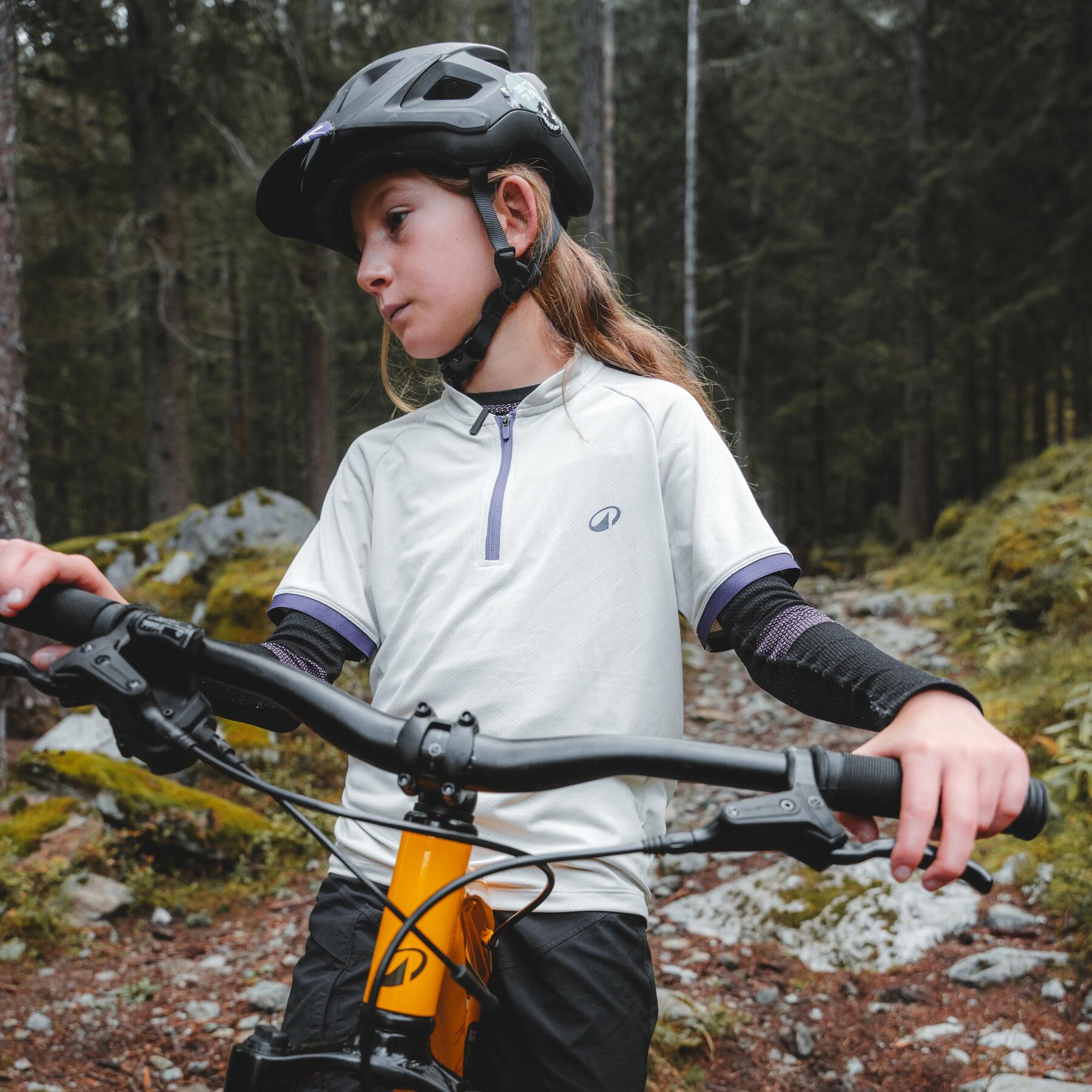 la-tenue-du-jeune-cycliste