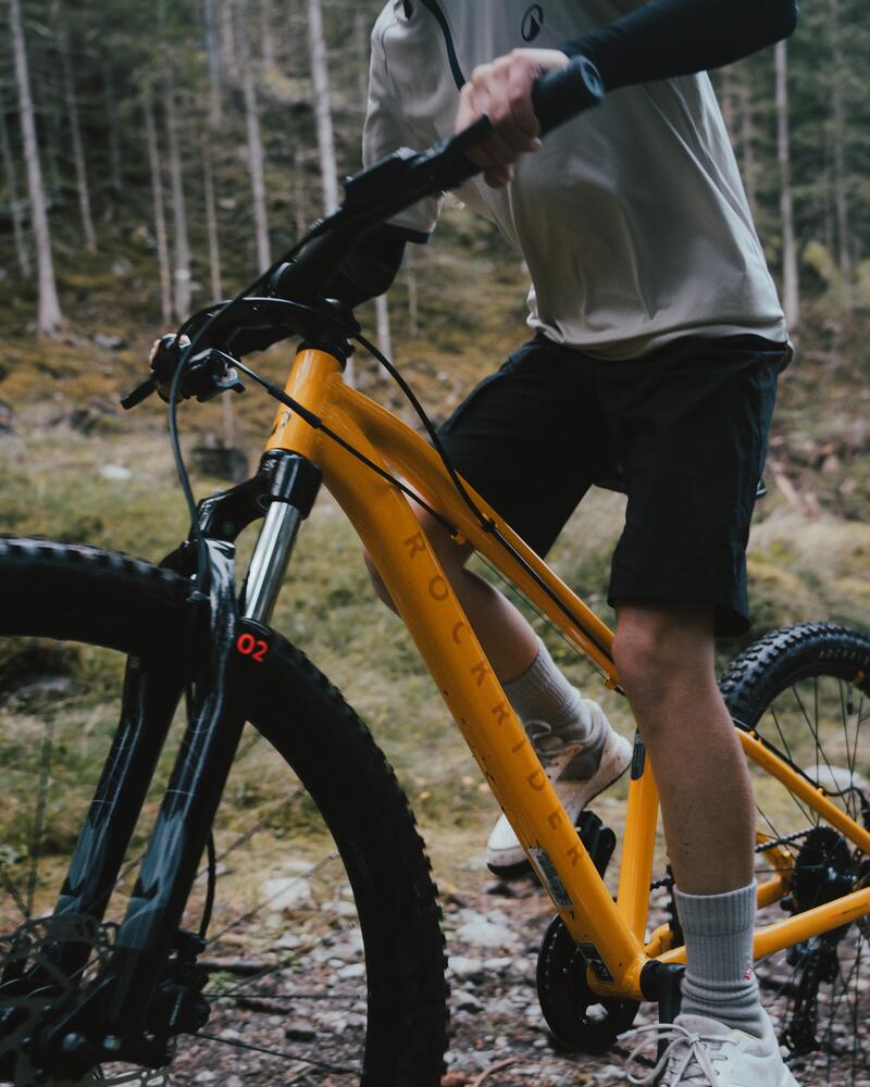 Eine Person fährt ein Mountainbike