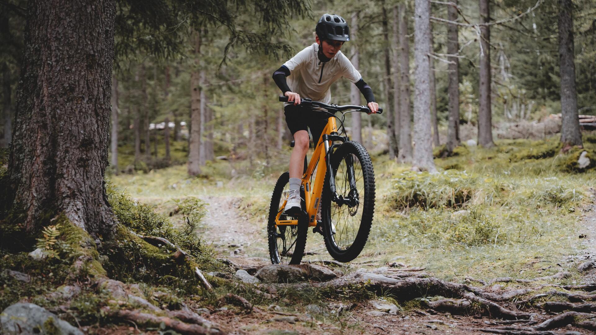 Chłopak jadący na rowerze mtb