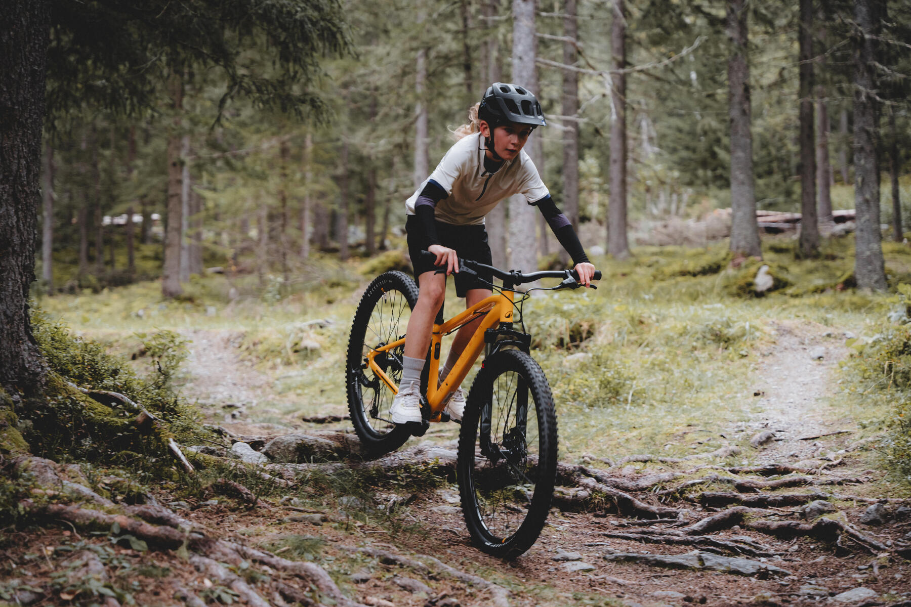 Dziewczynka jeżdżąca na rowerze MTB z wygodnym siodełkiem