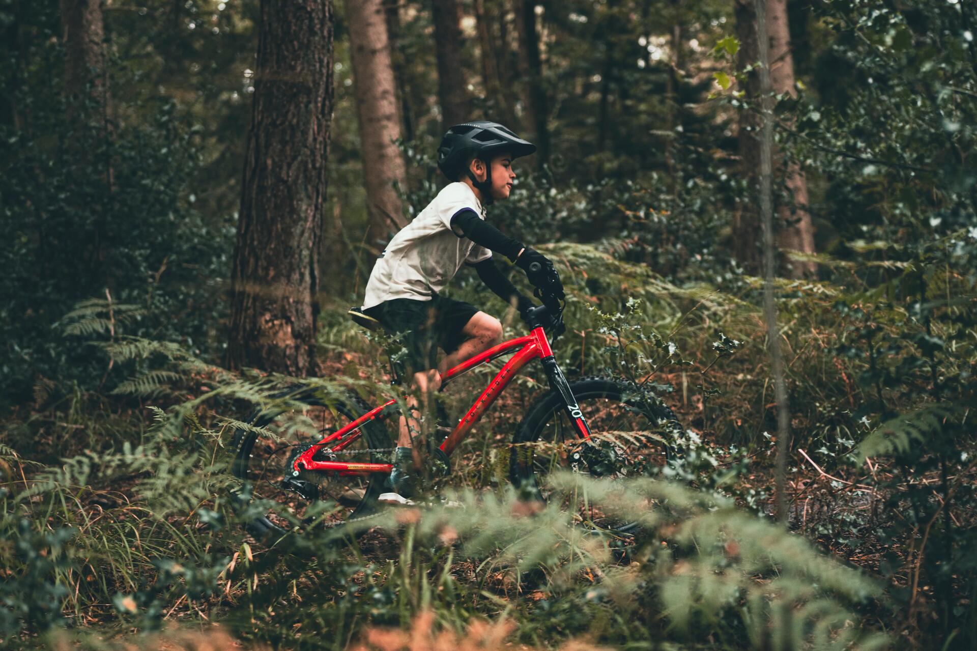 VTT_enfant_20_pouces_rouge_en_forêt