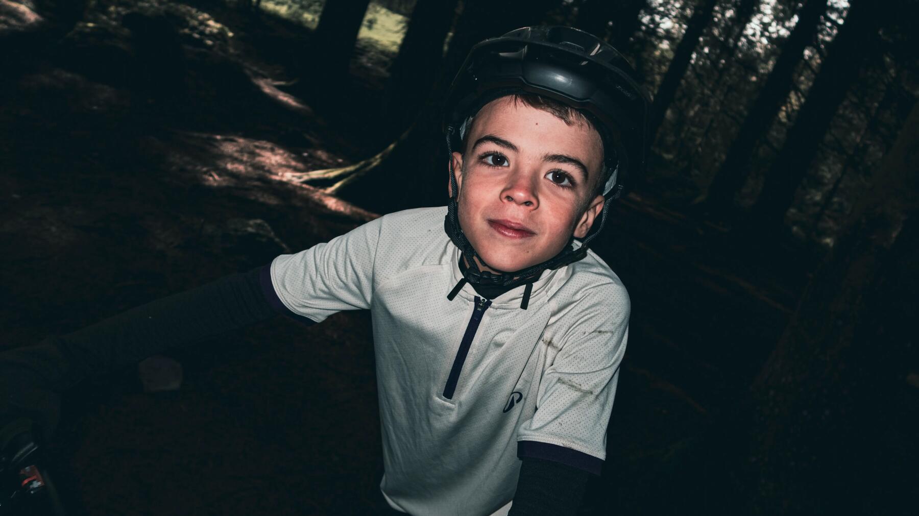 Ein Junge ist im Wald beim Geocaching unterwegs