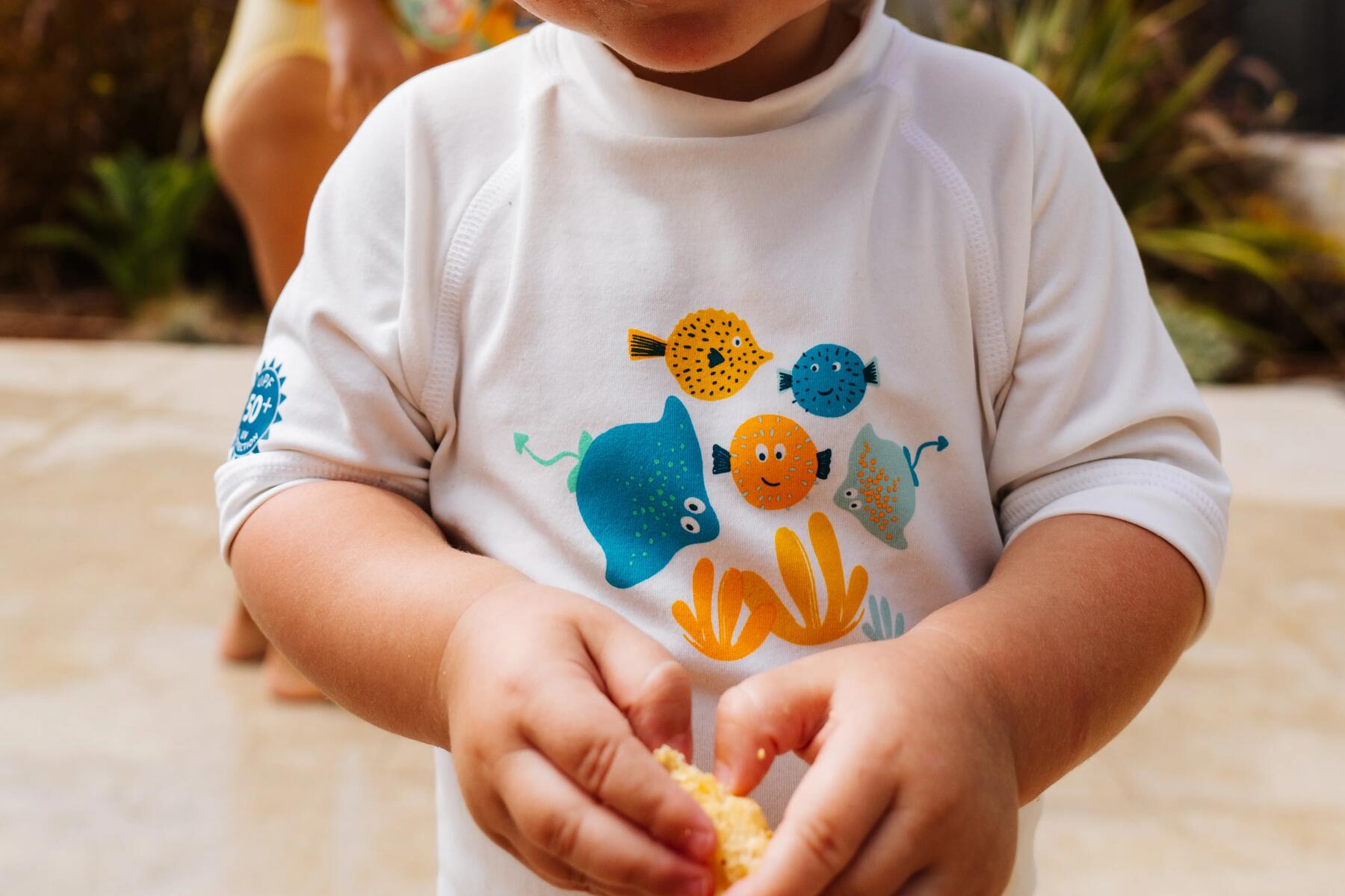 Ein Junge schwimmt in einem UV-Shirt