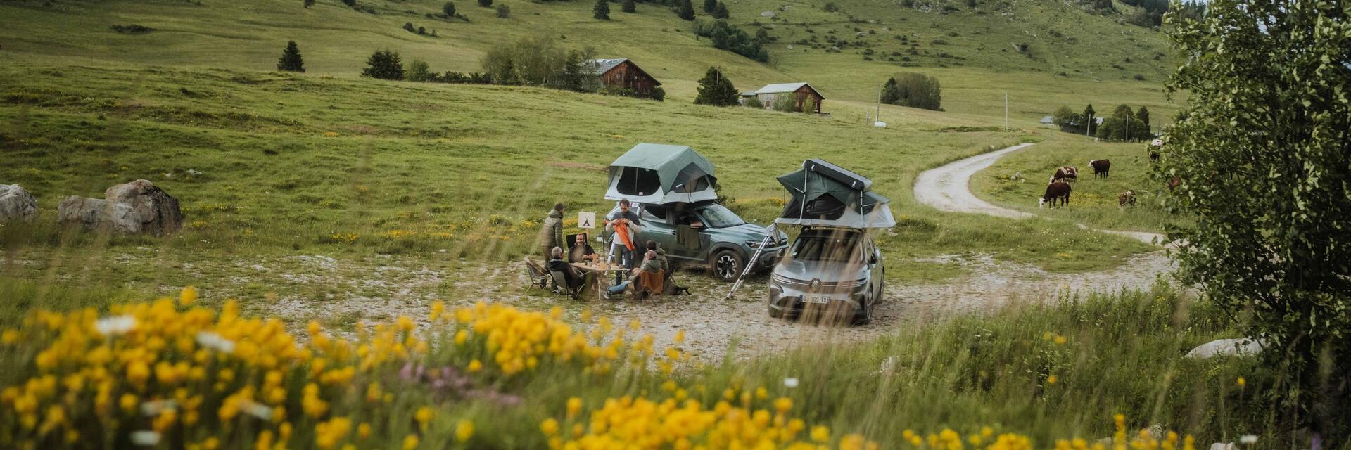 Ludzie podróżujący overlanding siedzący na krzesłach turystycznych w polu