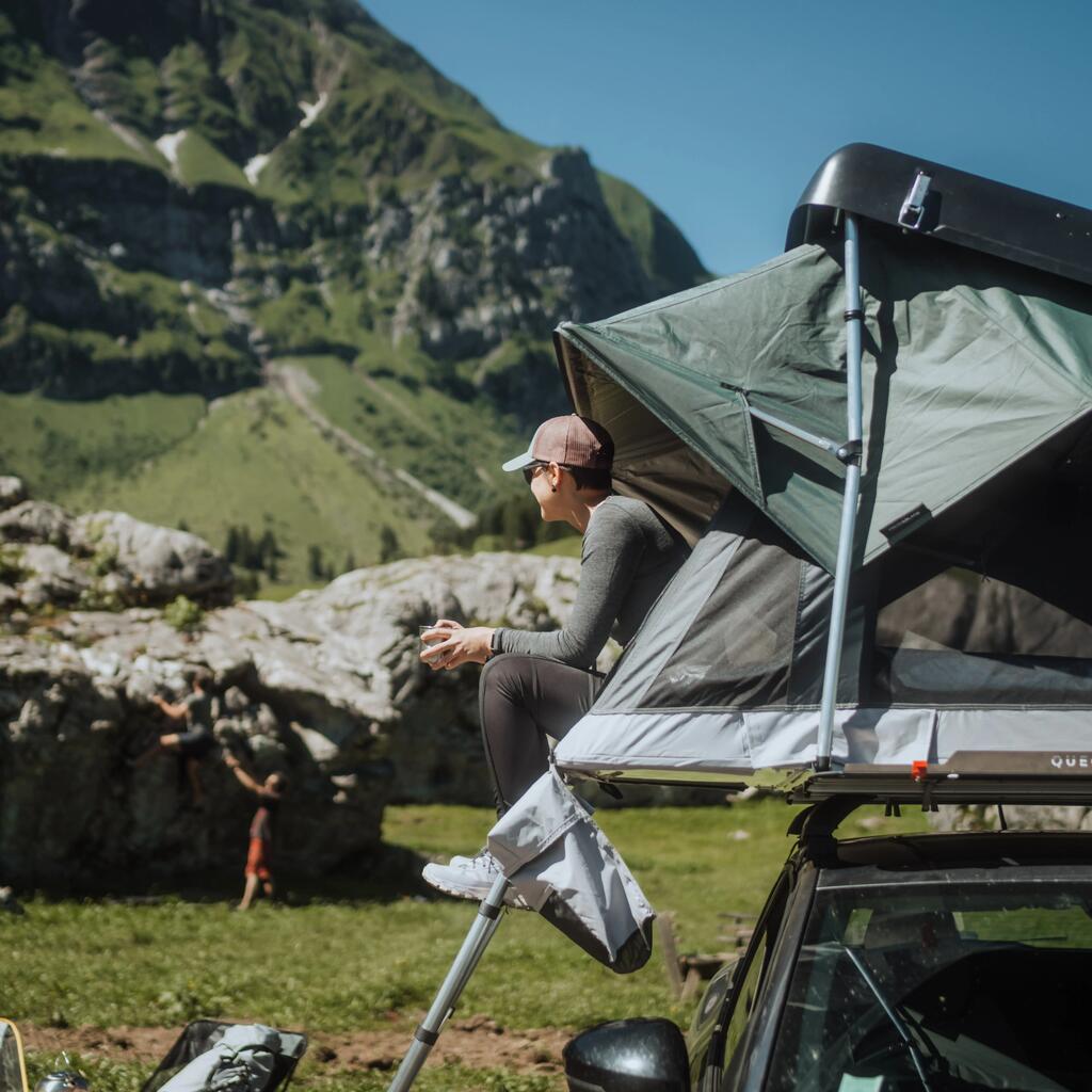 Ženska sedi v strešnem šotoru Quechua