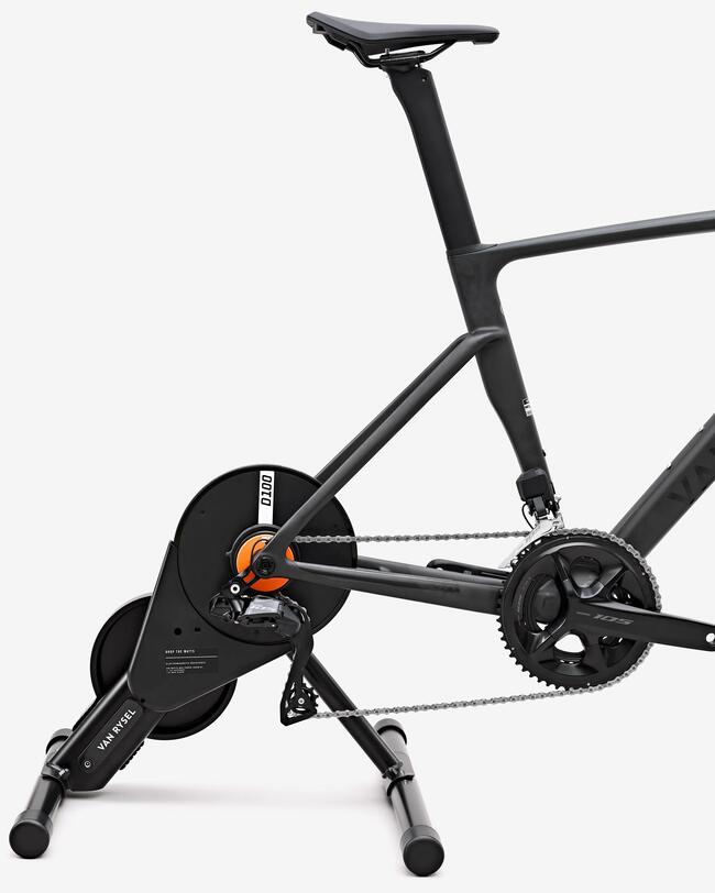 Schwarzes Fahrrad, das in Rollentrainer eingespannt ist
